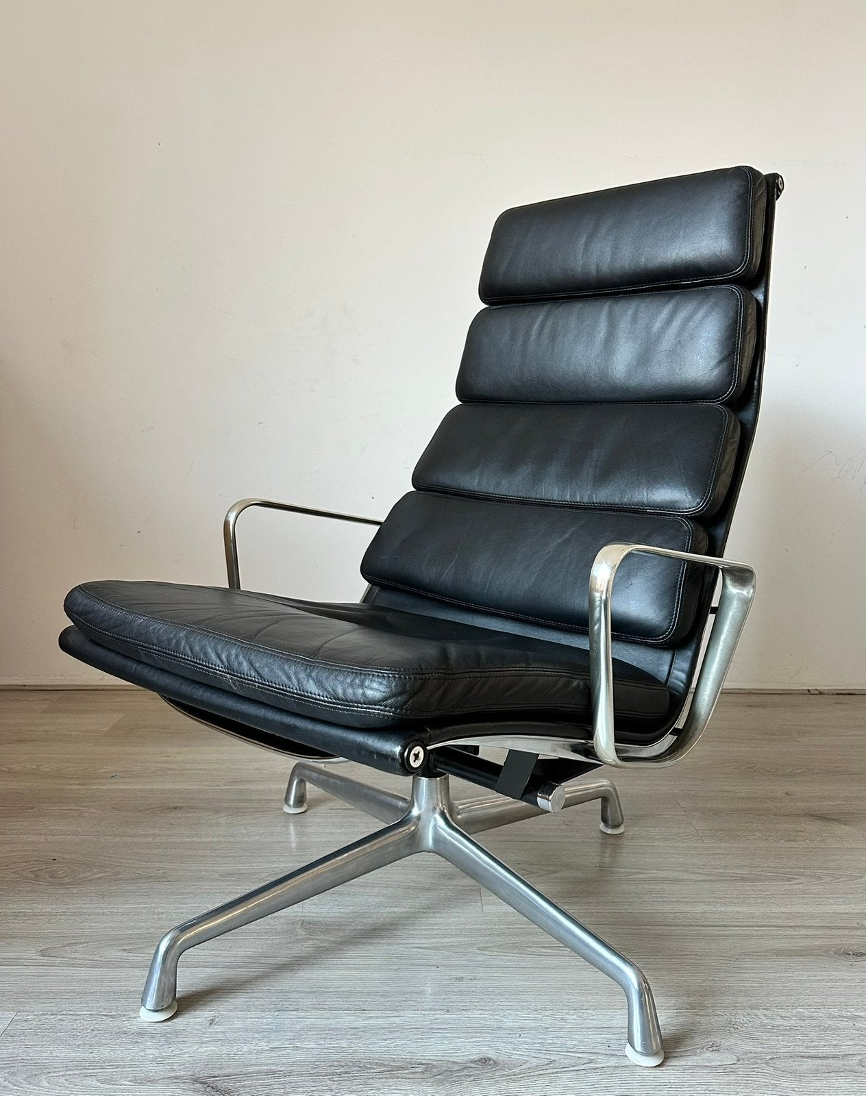 Fauteuil Herman Miller Vitra Soft Pad EA222, Maison & Meubles, Chaises, Utilisé, Cuir, Enlèvement