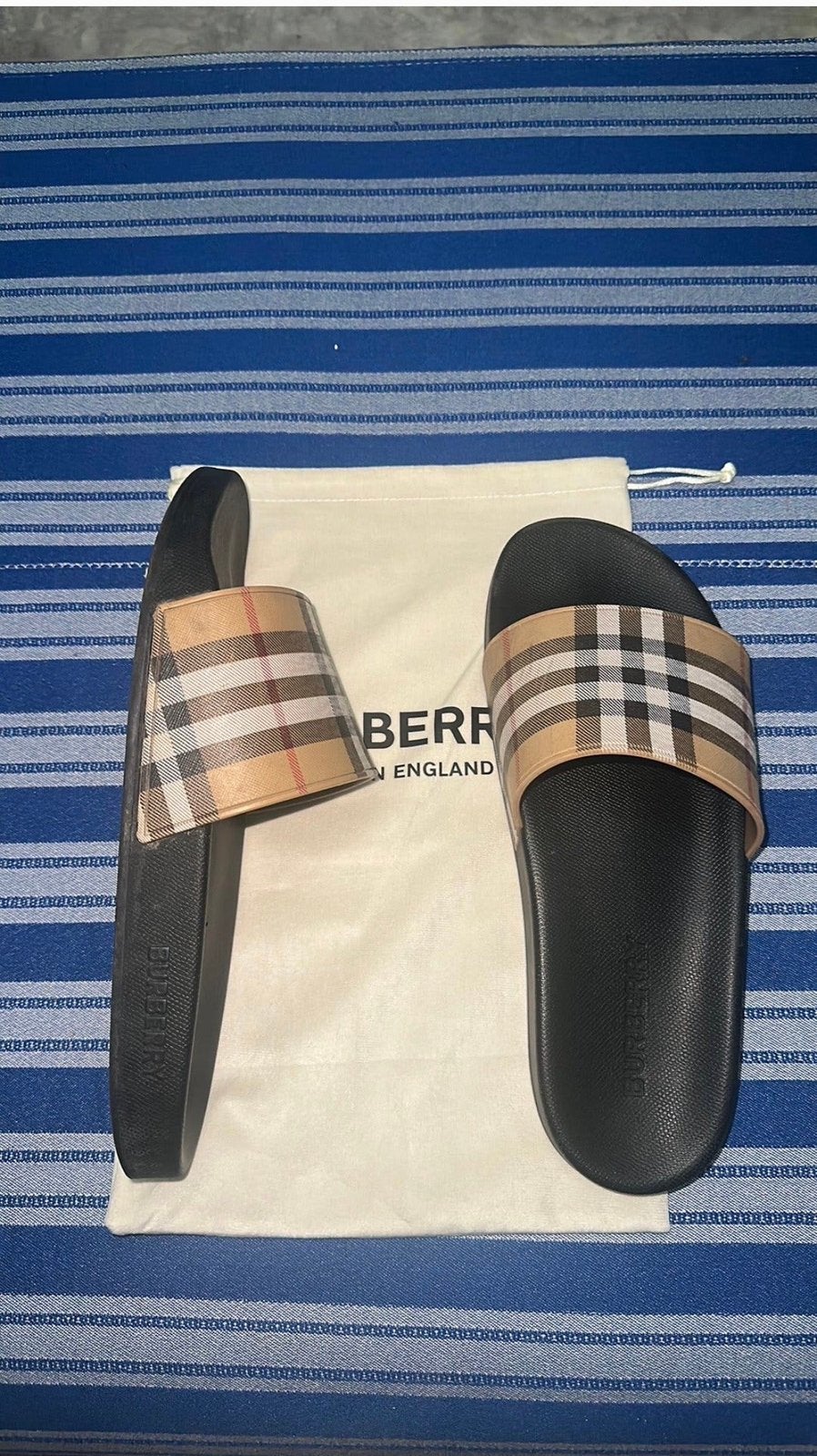 Burberry beige zwarte pantoffels maat 43, Kleding | Dames, Slippers, Bruin, Ophalen of Verzenden, Gedragen