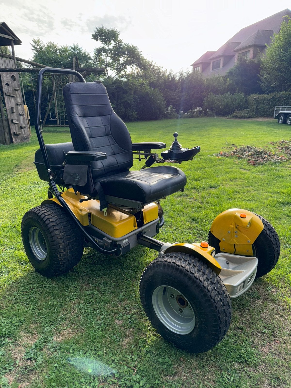 Permobil X850 met dikkebanden geschikt voor alle tranen, Ophalen of Verzenden, Inklapbaar, Zo goed als nieuw, Elektrische rolstoel