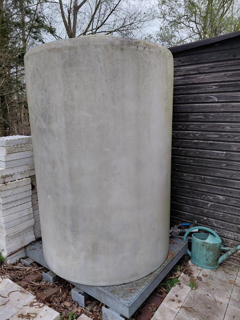 Groot watervat.  2000 liter. Diameter 120 cm, hoogte 175 cm, Ophalen