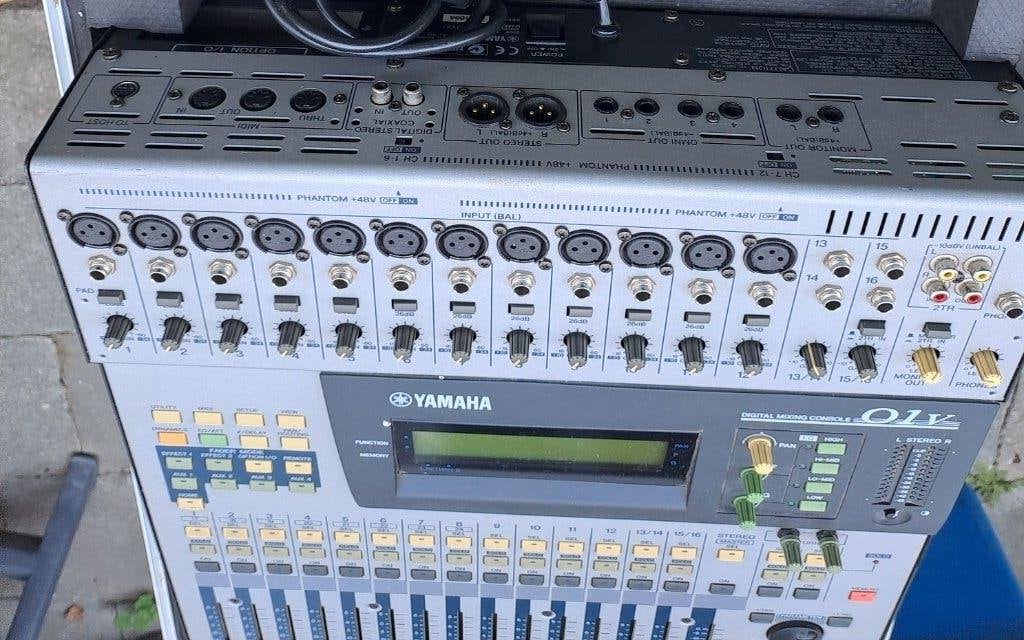 Mengpaneel Yamaha O1V . in Flightcase, Muziek en Instrumenten, Ophalen, Zo goed als nieuw, 10 tot 20 kanalen, Microfooningang