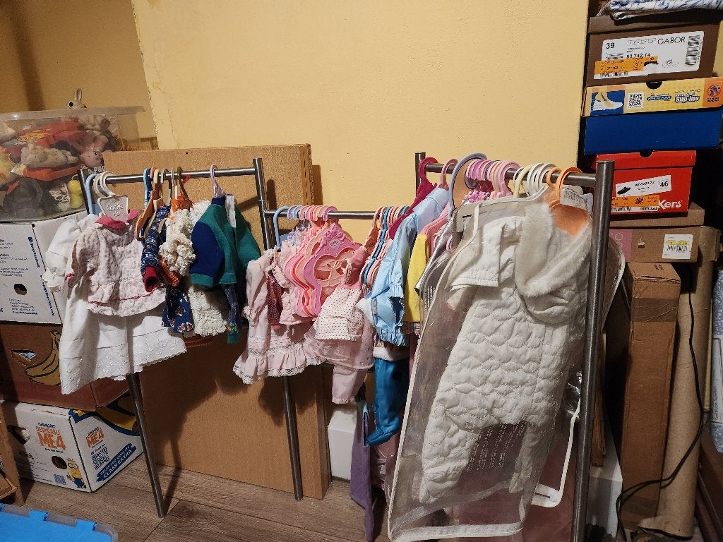 Rek ideaal voor poppenkledij, Ophalen, Kleertjes