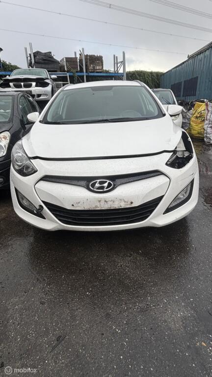 Voorbumper wit Hyundai i30 Wagon II ('12-'18), Autos : Pièces & Accessoires, Carrosserie & Tôlerie, Pare-chocs, Hyundai, Avant