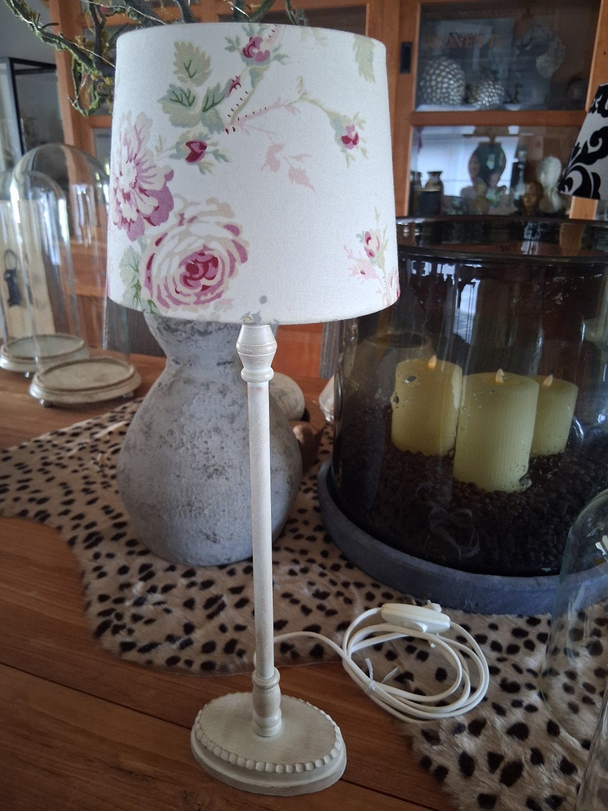 Landelijk lampje met bloemenkapje ovale voet, Huis en Inrichting, Lampen | Tafellampen, Ophalen of Verzenden, Landelijk