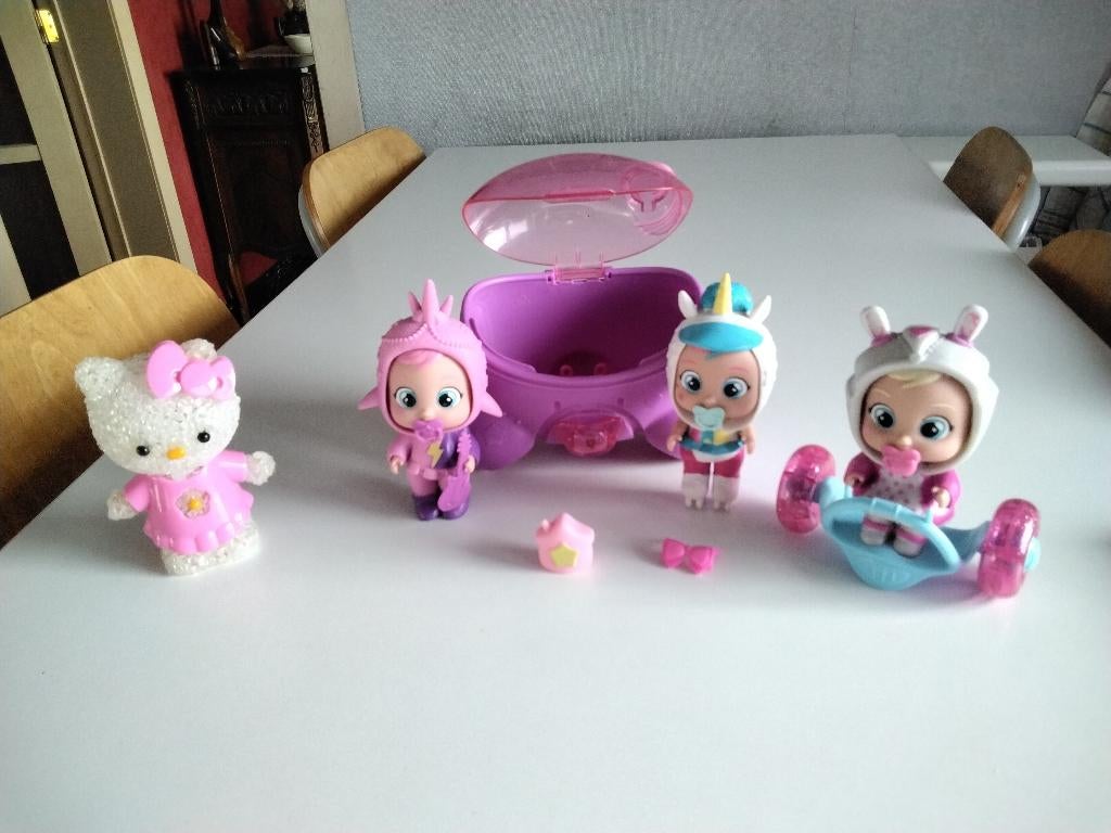 Lot 3 petites poupées Cry Babies+accessoires+Hello Kitty, Enlèvement ou Envoi, Comme neuf