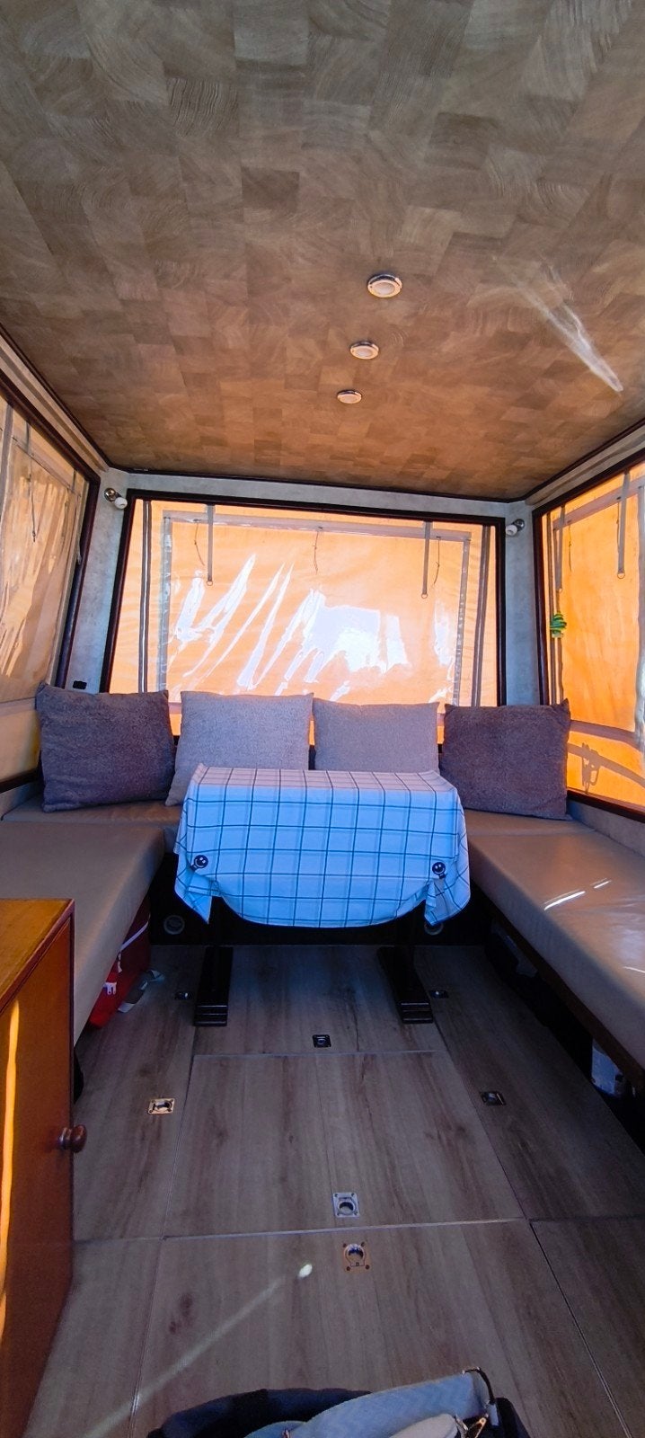 À vendre : beau bateau à moteur bien entretenu, prêt à parti
