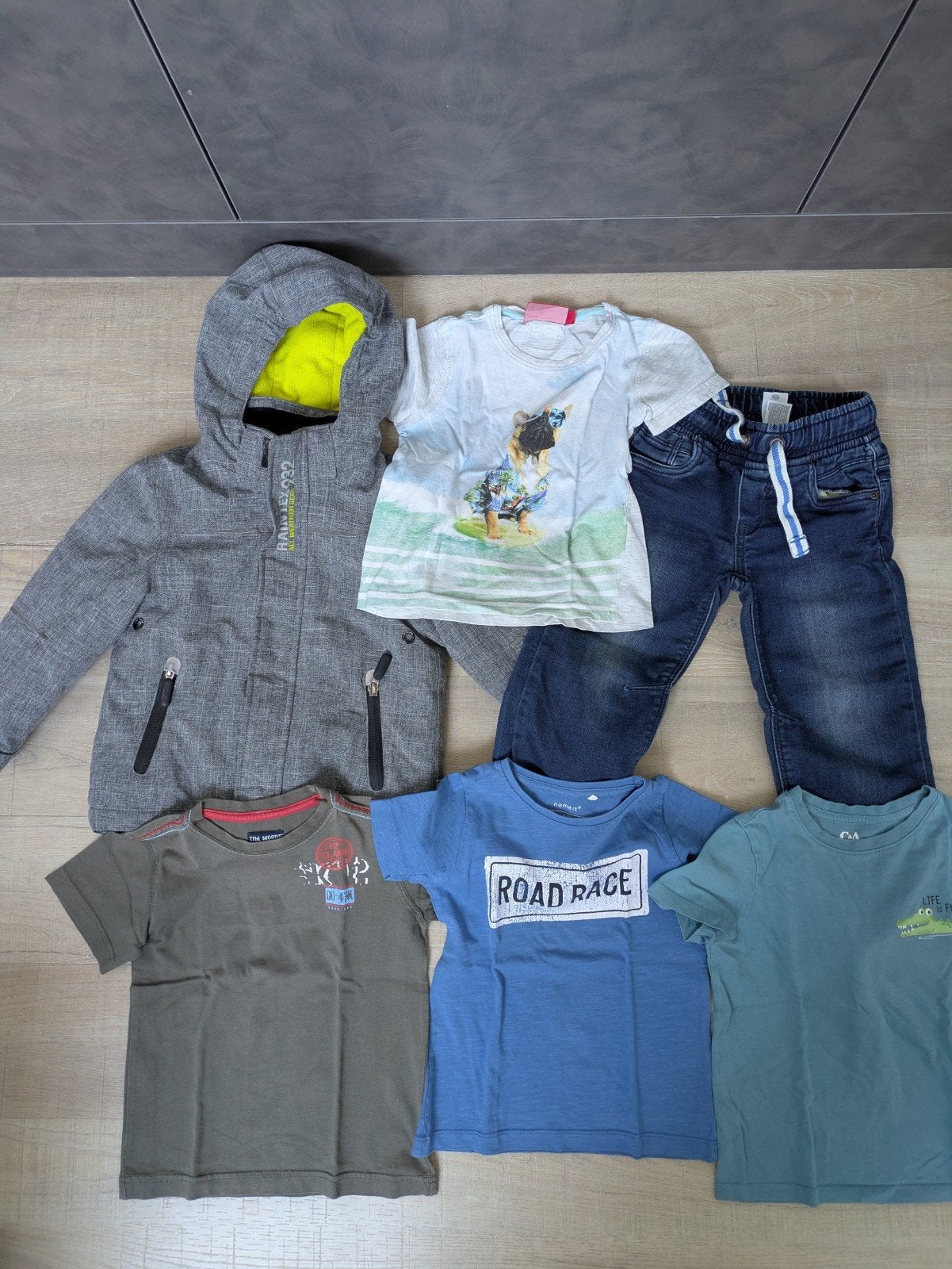 Winterjas, soepele jeans en 4 t-shirts maat 98, Ophalen of Verzenden, Gebruikt, Maat 98