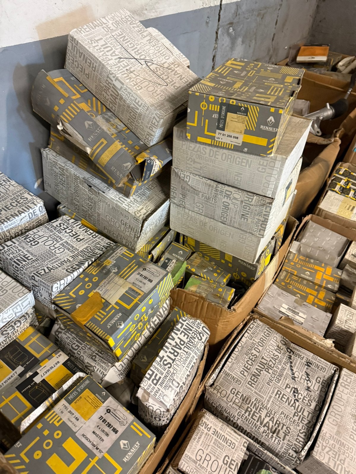 GARAGE UITVERKOOP ORIGINELE RENAULT-DACIA ONDERDELEN, Ophalen, Renault