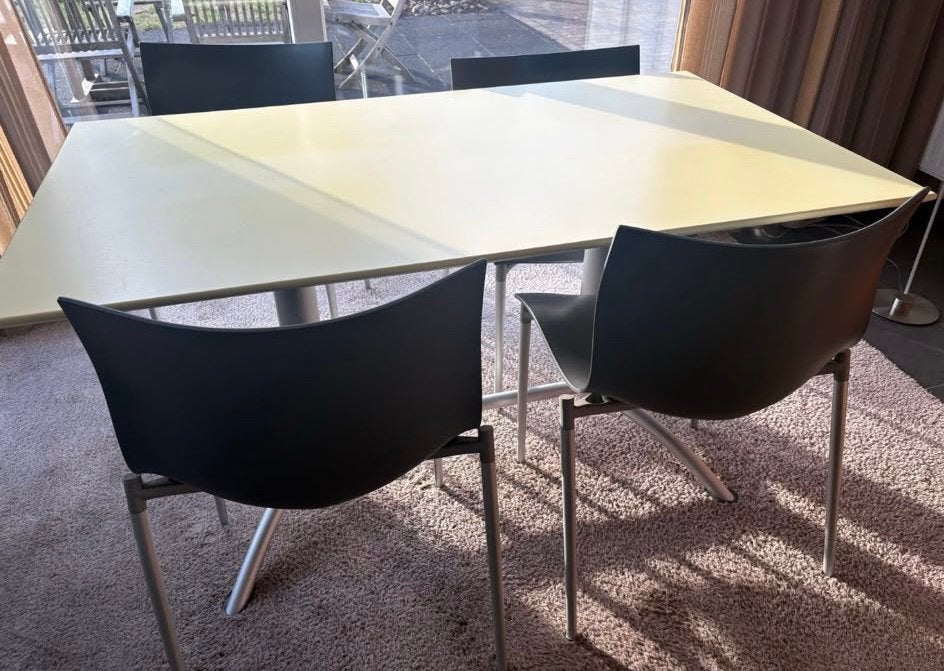 Tafel en 4 stoelen, Ophalen, Zo goed als nieuw