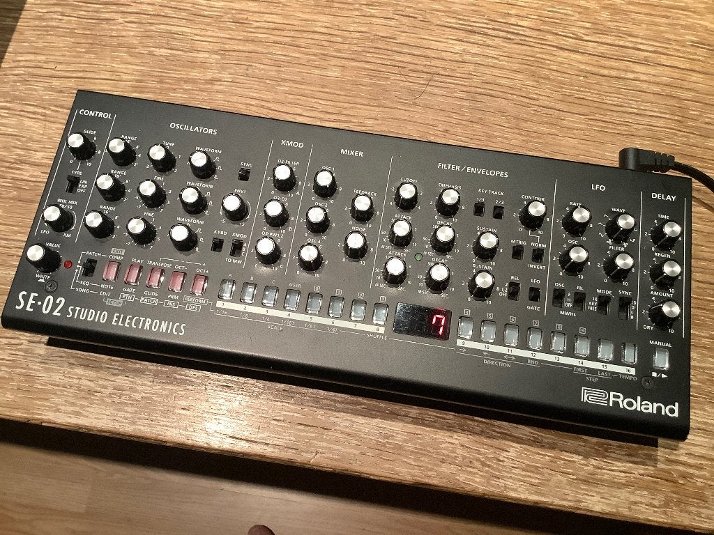 Roland SE02 Moog clone  en Doepfer Darktime sequencer, Musique & Instruments, Synthétiseurs, Enlèvement ou Envoi, Comme neuf, Autres marques