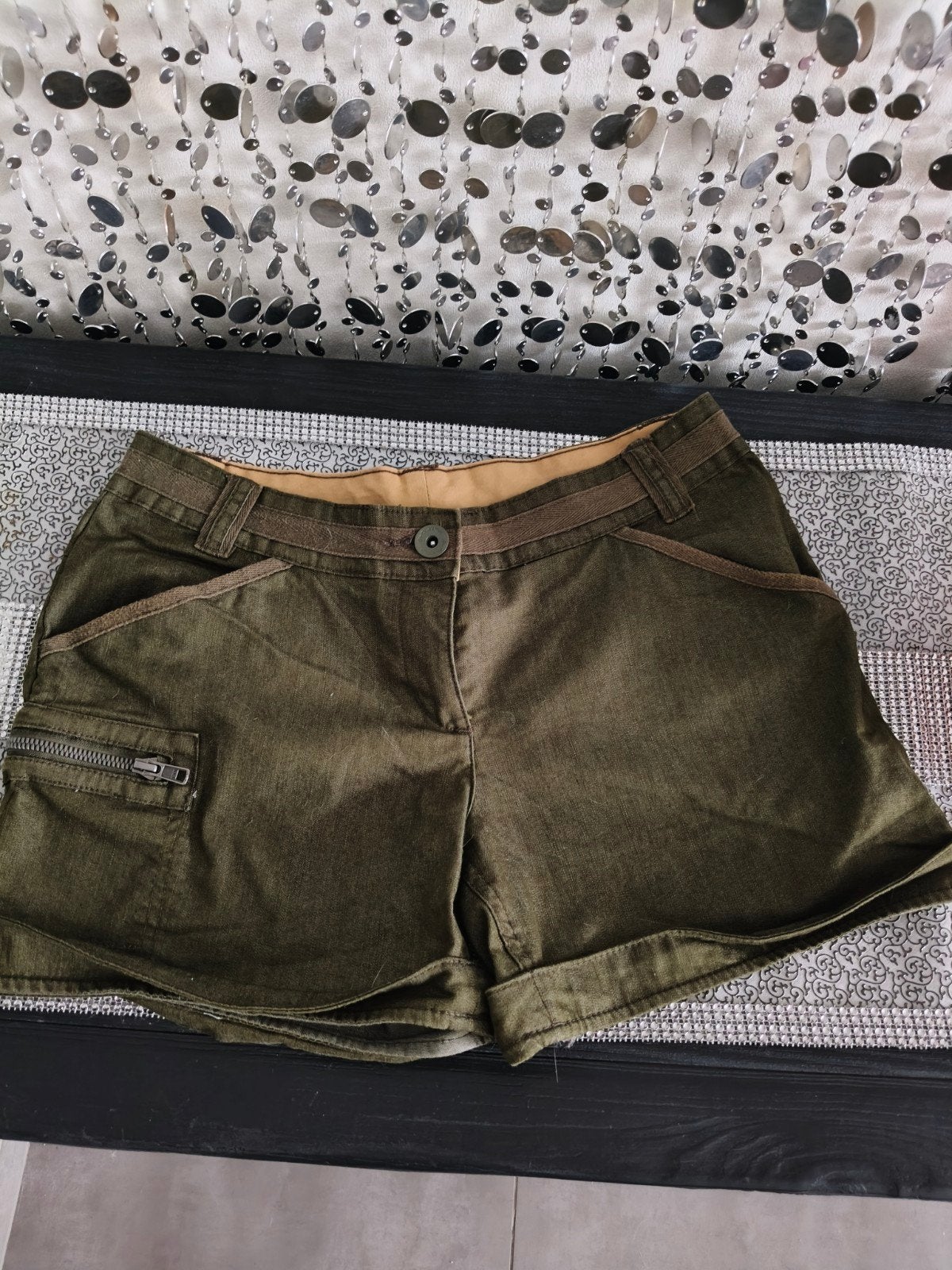 Short femme kaki, Enlèvement
