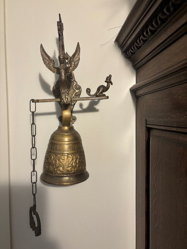 Decoratieve bel-klok in brons, Ophalen, Zo goed als nieuw, Overige materialen