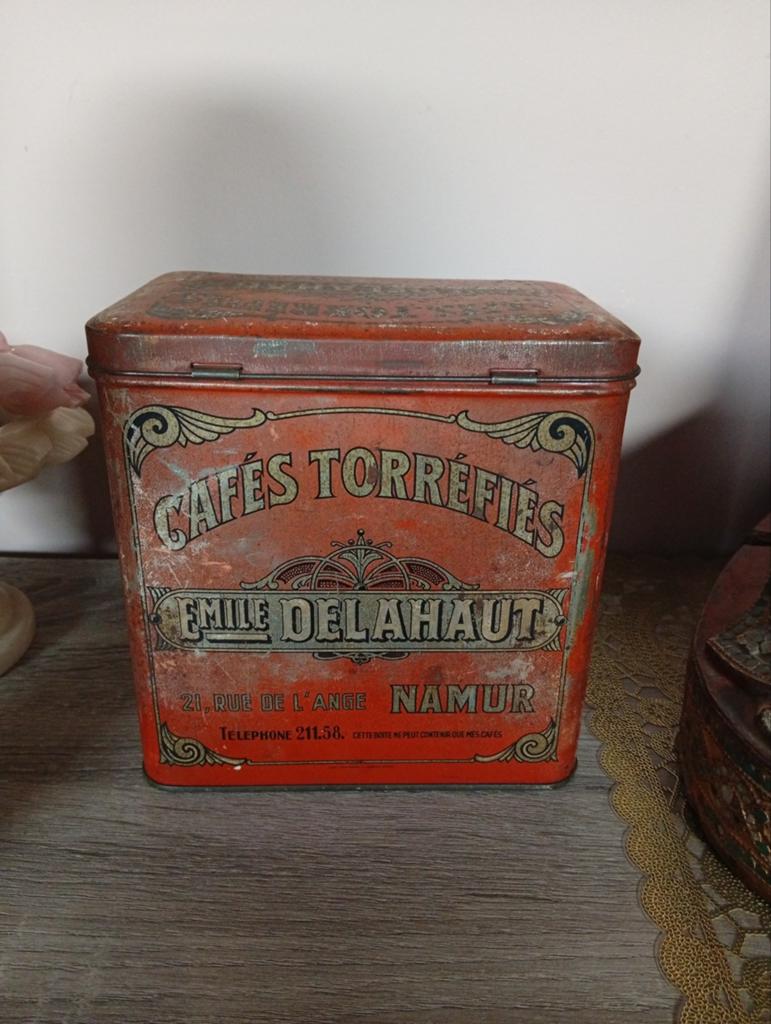 Boîte a café Émile Delahaut, Enlèvement, Café