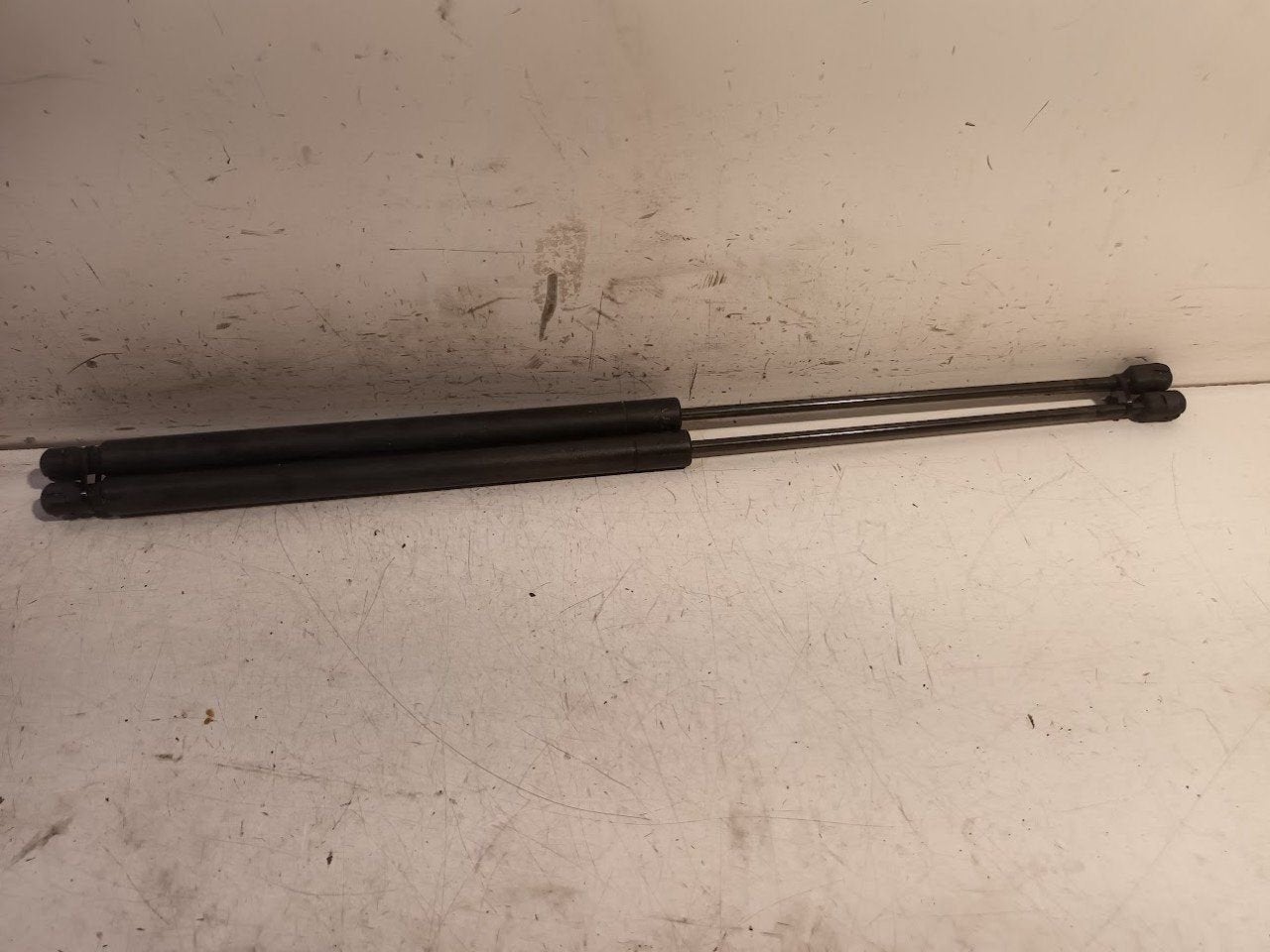 Gasdrukveerset achter Ford Kuga, Onderdelen@venauto.nl, Van der Ven Autorecycling B.V., Gebruikt, Ettenseweg 76, 4706 PB Roosendaal, The Netherlands
