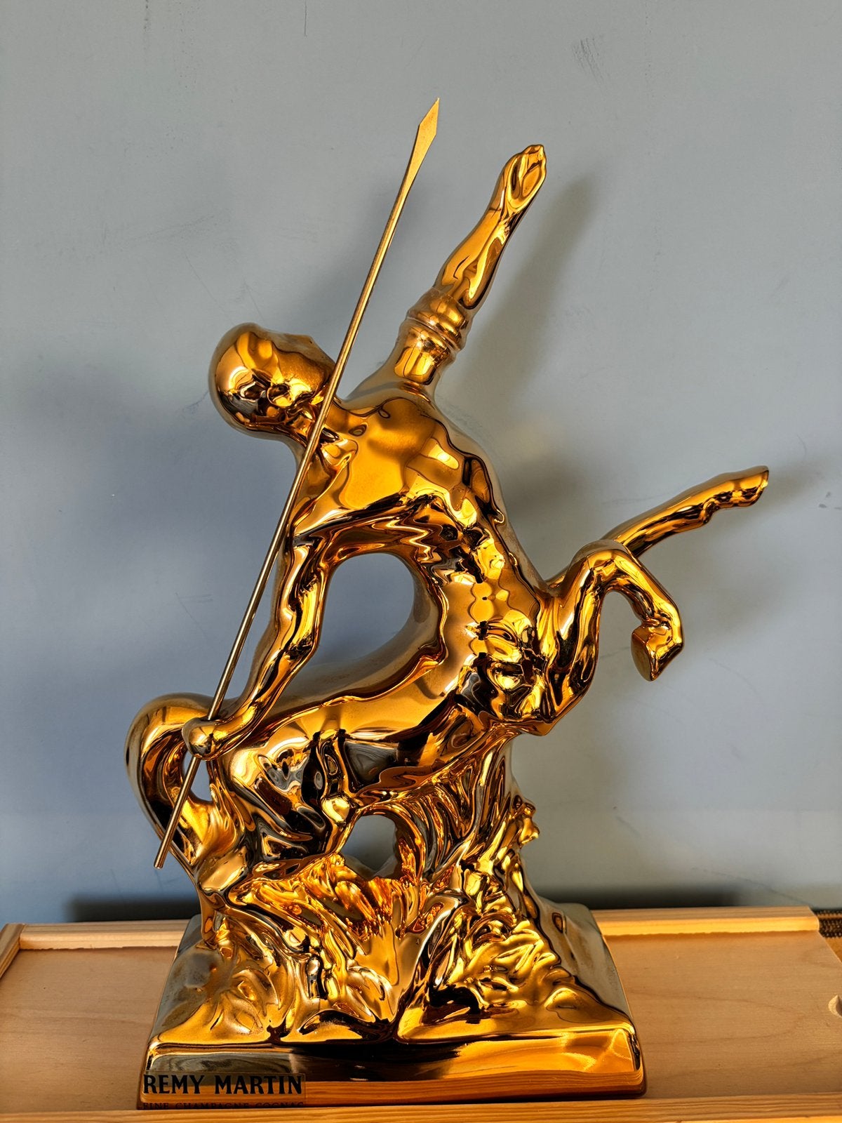 Rare Centaure Rémy Martin en or de Limoges, Enlèvement ou Envoi, Pleine, Comme neuf, Autres types