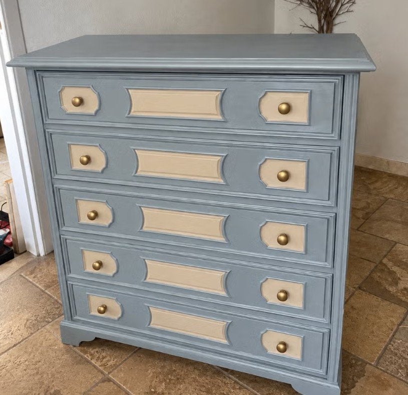 Commode vintage restylée en bleu gris, crème et laiton, 25 à 50 cm, Enlèvement ou Envoi, 5 tiroirs ou plus, Moins de 100 cm