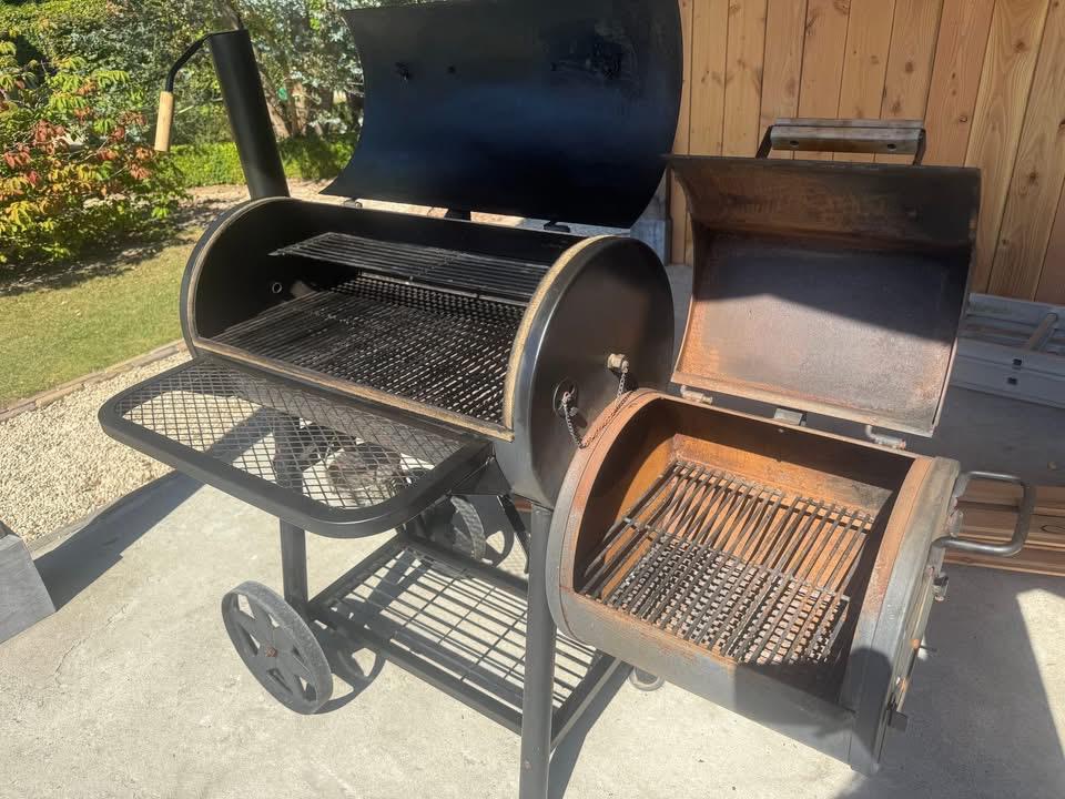 Mustang BBQ, Tuin en Terras, Houtskoolbarbecues, Zo goed als nieuw, Met accessoires, Ophalen