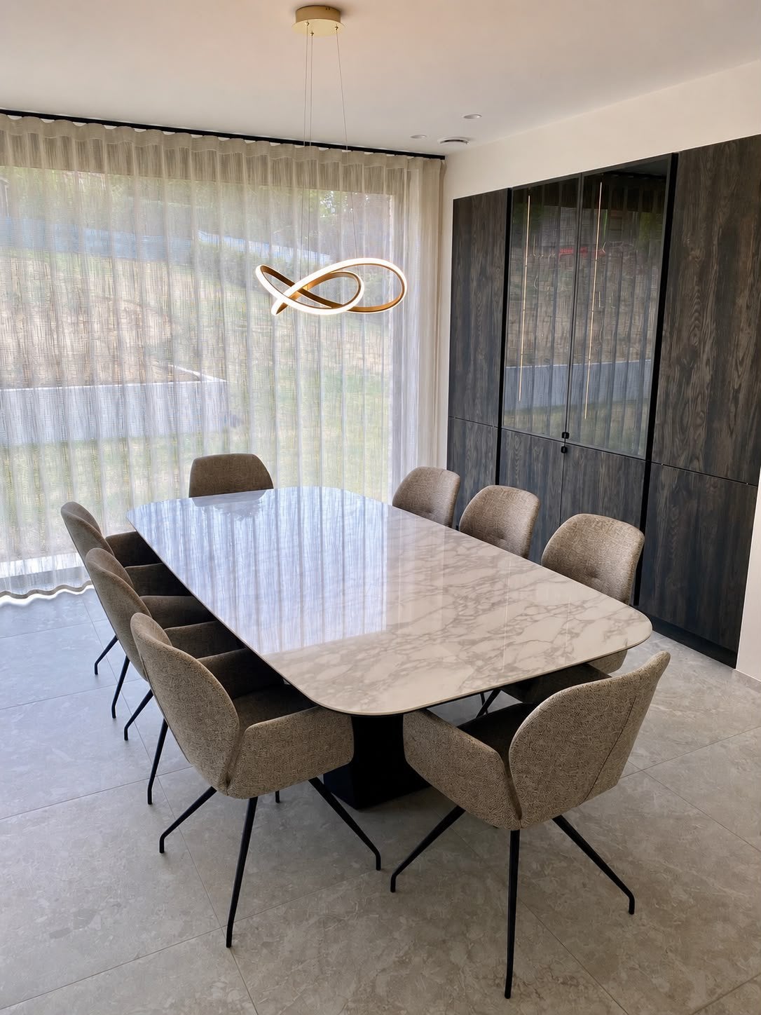 Design Eettafel in keramiek Calacatta + 8 eettafelstoelen, Huis en Inrichting, Ophalen, Zo goed als nieuw