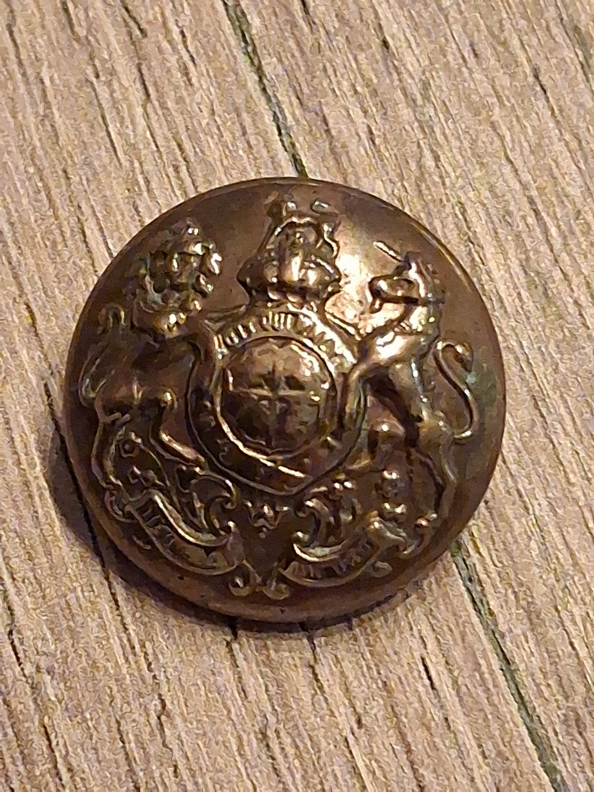 Bouton d'uniforme des services généraux britanniques, Collections, Envoi