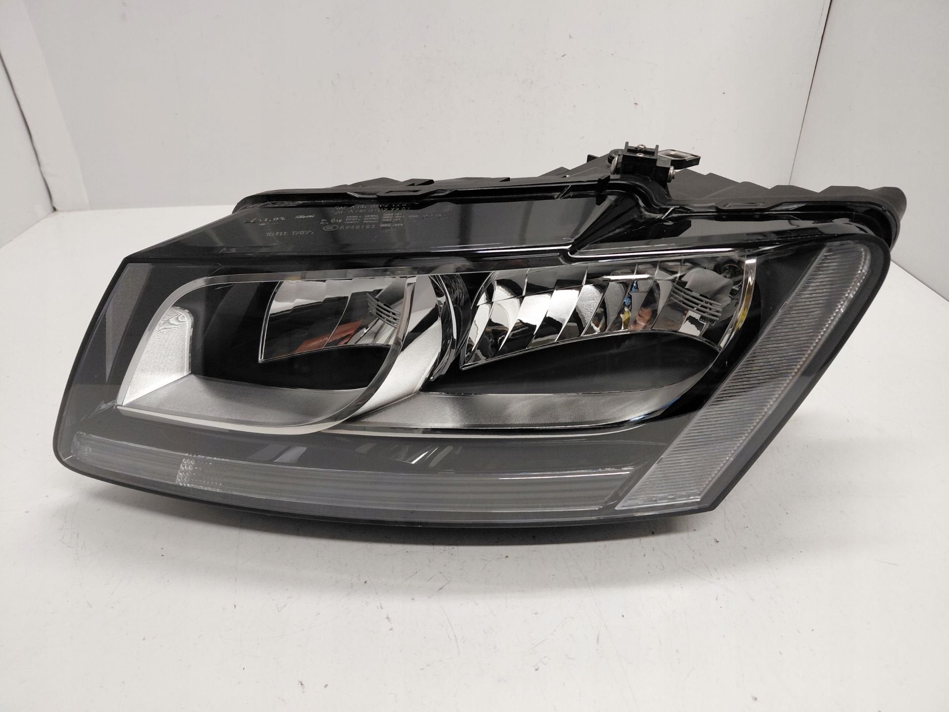 Phare gauche Audi Q5 8R0941003, Autos : Pièces & Accessoires, AUDI AG, Auto-Union-Strasse 1
85045  Ingolstadt, DE, Audi, Utilisé