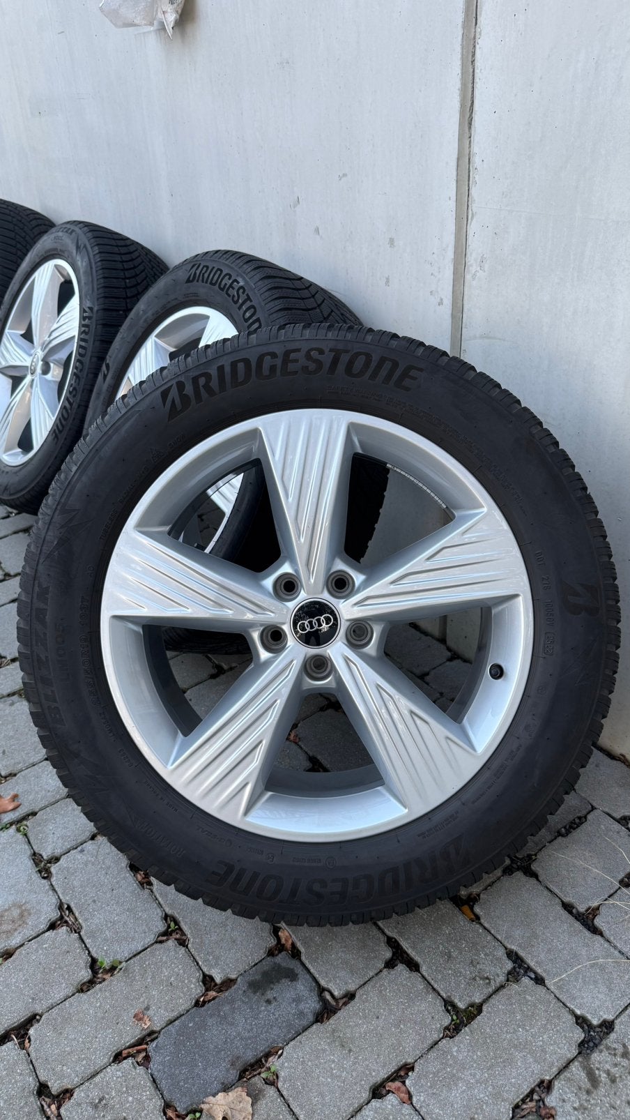 ORIG. AUDI Q4 E-TRON BREEDSET 19 INCH VELGEN + WINTERBANDEN, Auto-onderdelen, Gebruikt, Banden en Velgen, Winterbanden, 235 mm