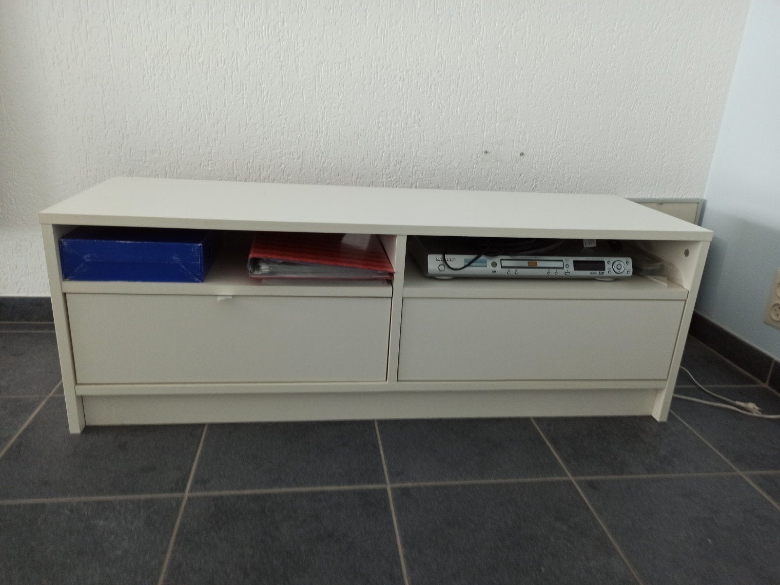 Witte tv kast, Ophalen