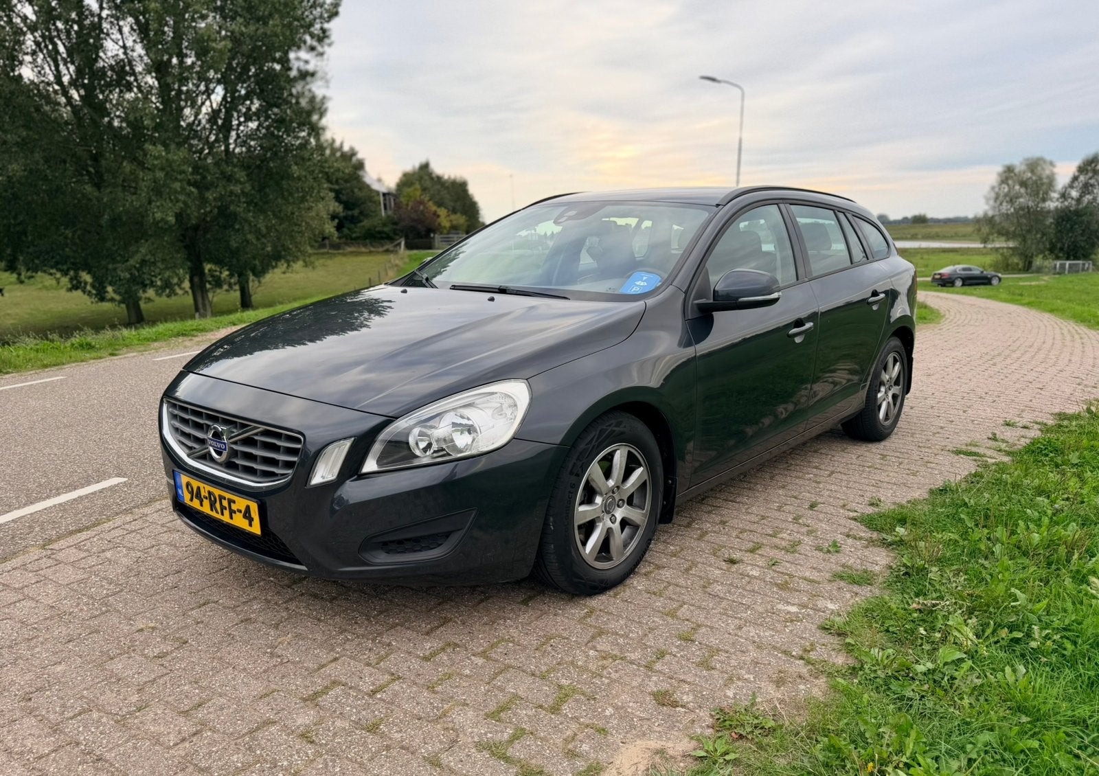 Volvo V60 T3 Start/Stop 150ch 2011 Gris, Autos, Achat, Entreprise, Boîte manuelle, Entretenue par le concessionnaire