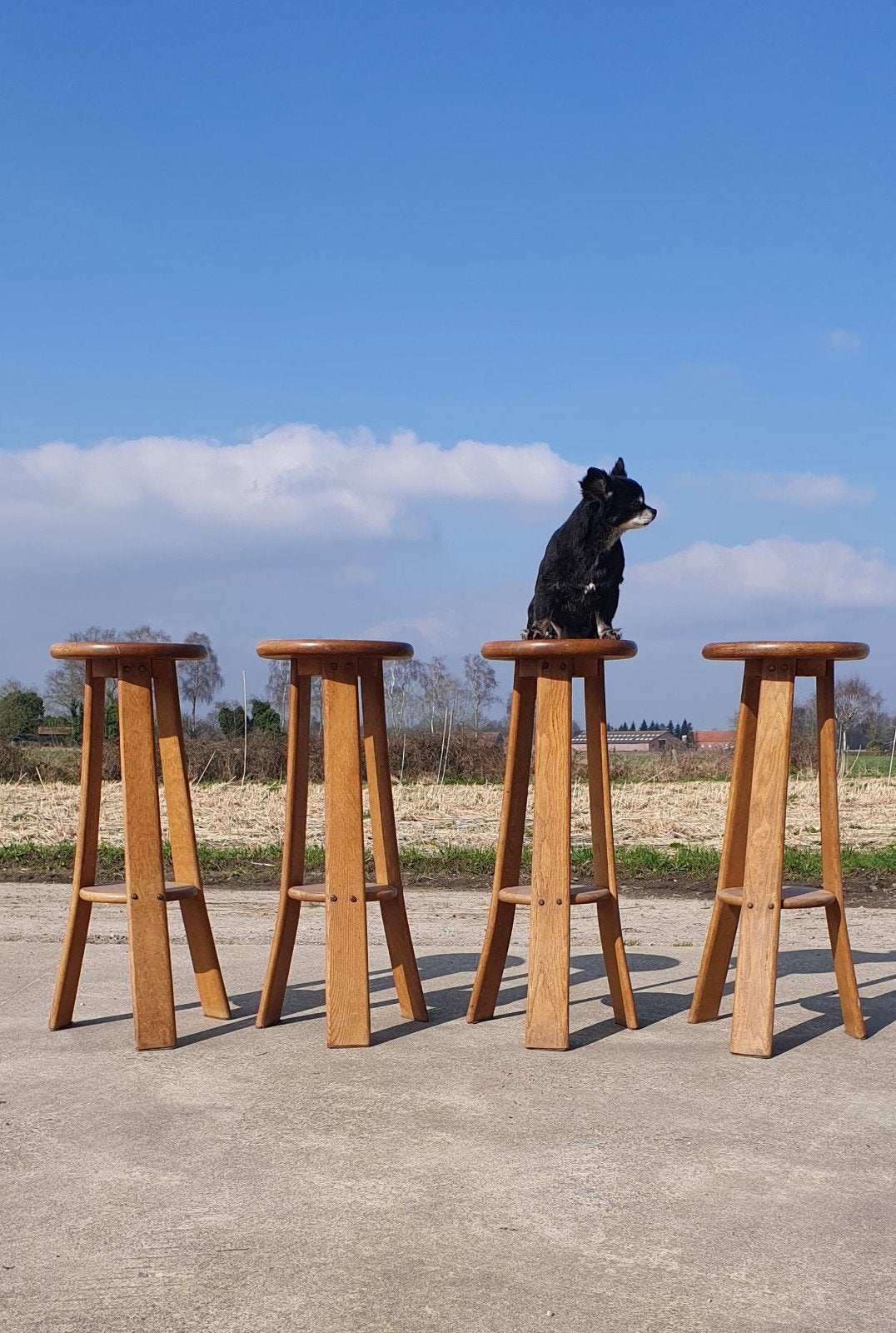 Set 4 vintage brutalist barkrukken eikenhout, Ophalen, Met voetsteun, Zo goed als nieuw, 4 krukken