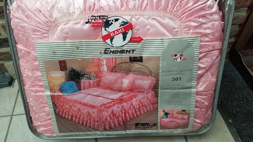 Roze bedsprei en kussenslopen in originele verpakking, Beddengoedset, Tweepersoons, Ophalen of Verzenden, Zo goed als nieuw