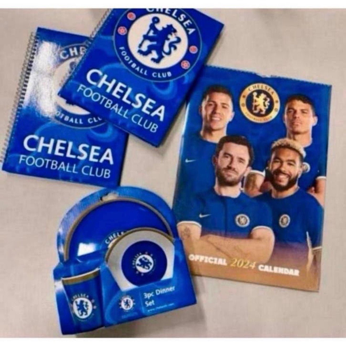 Chelsea Football Club 2024 - Set dîner calendrier, 2 livres, Collections, Enlèvement ou Envoi, Neuf, Autres types