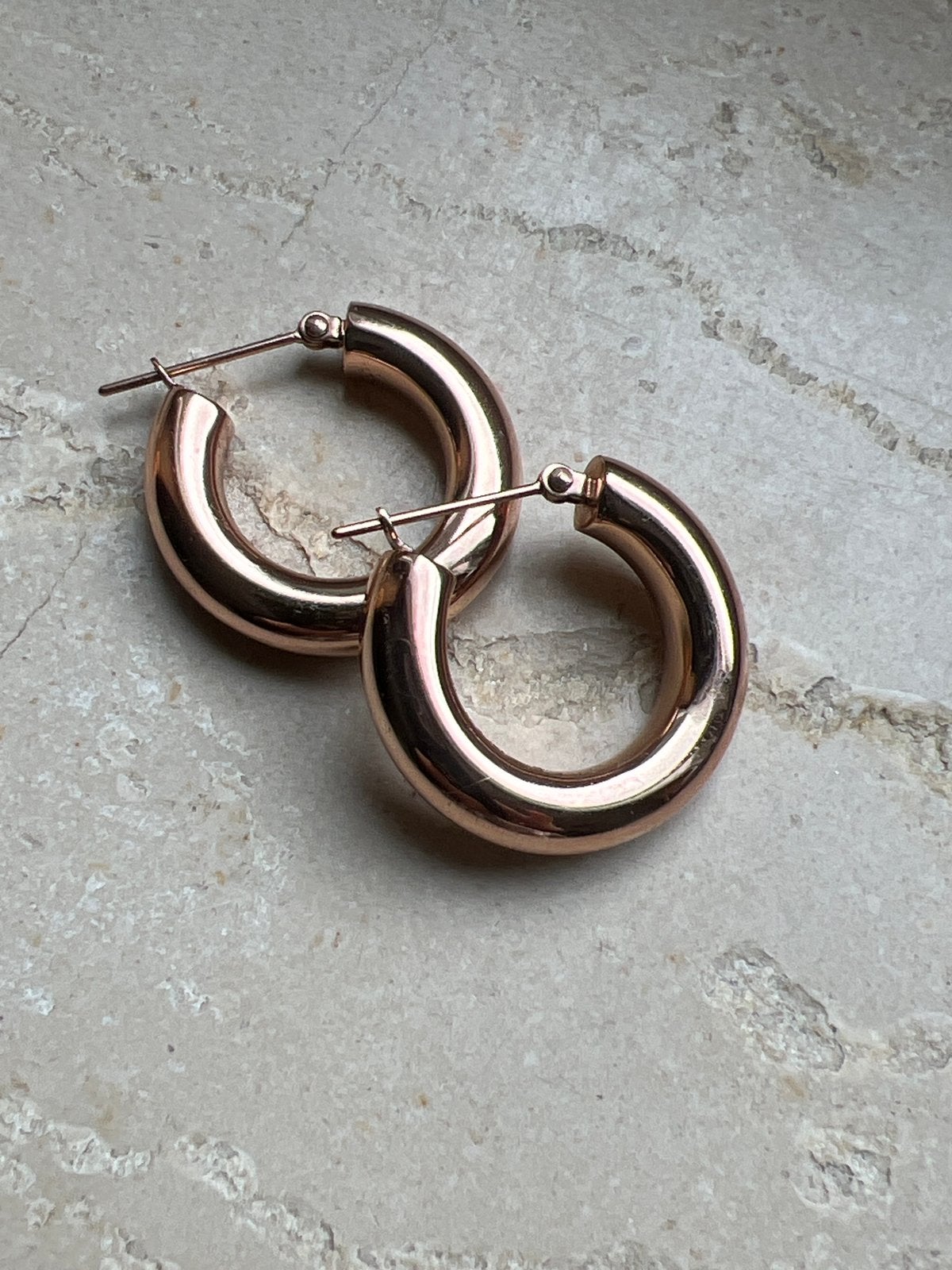 Créoles Lys – Bijoux Victoria, Bijoux, Sacs & Beauté, Boucles d'oreilles, Neuf, Pendantes, Autres matériaux, Or, Enlèvement ou Envoi