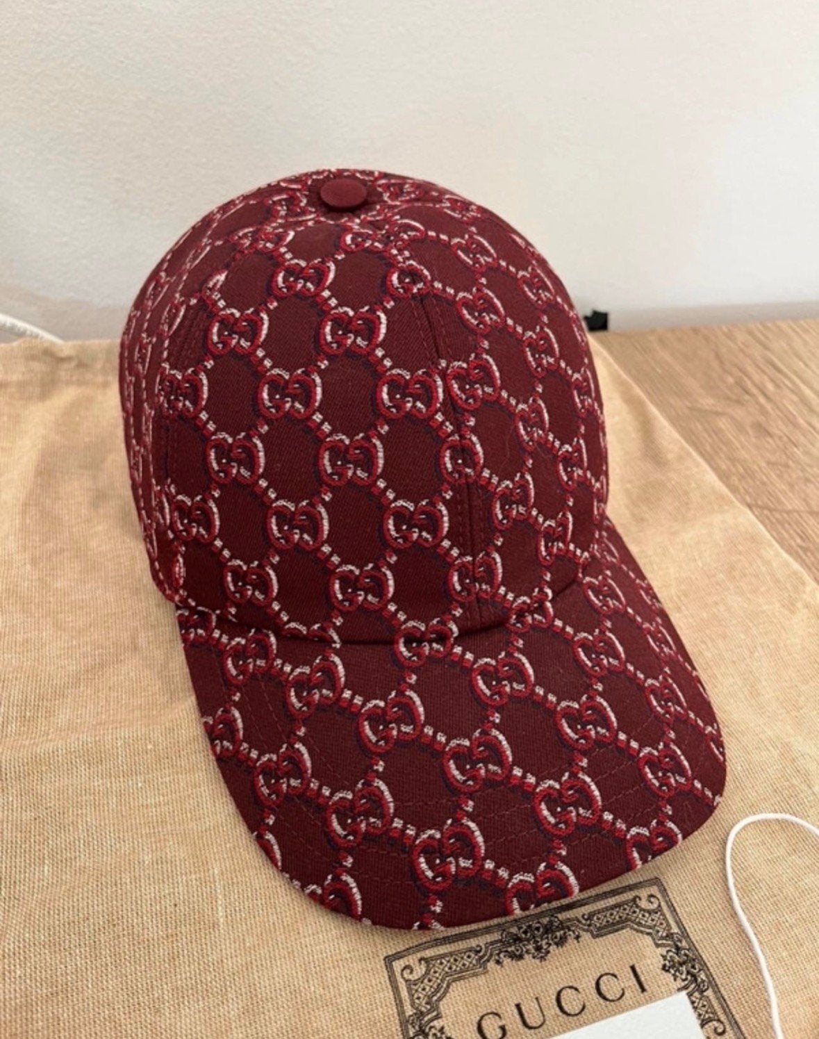 Gucci shadow bordeauxrode pet, Kleding | Dames, Ophalen of Verzenden, Zo goed als nieuw, Pet