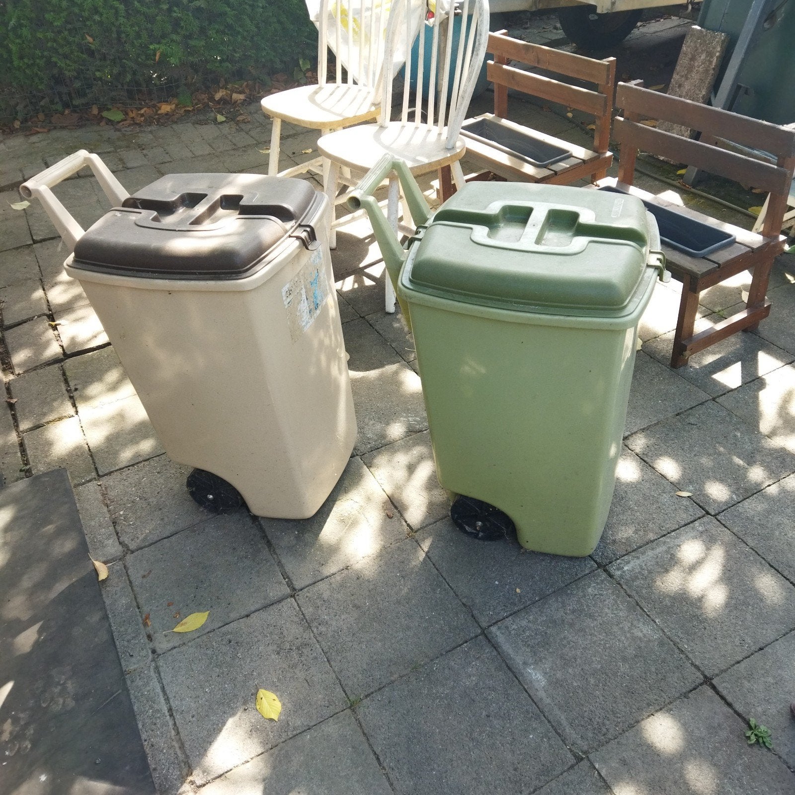 2 Curver bakken op wielen, Ophalen