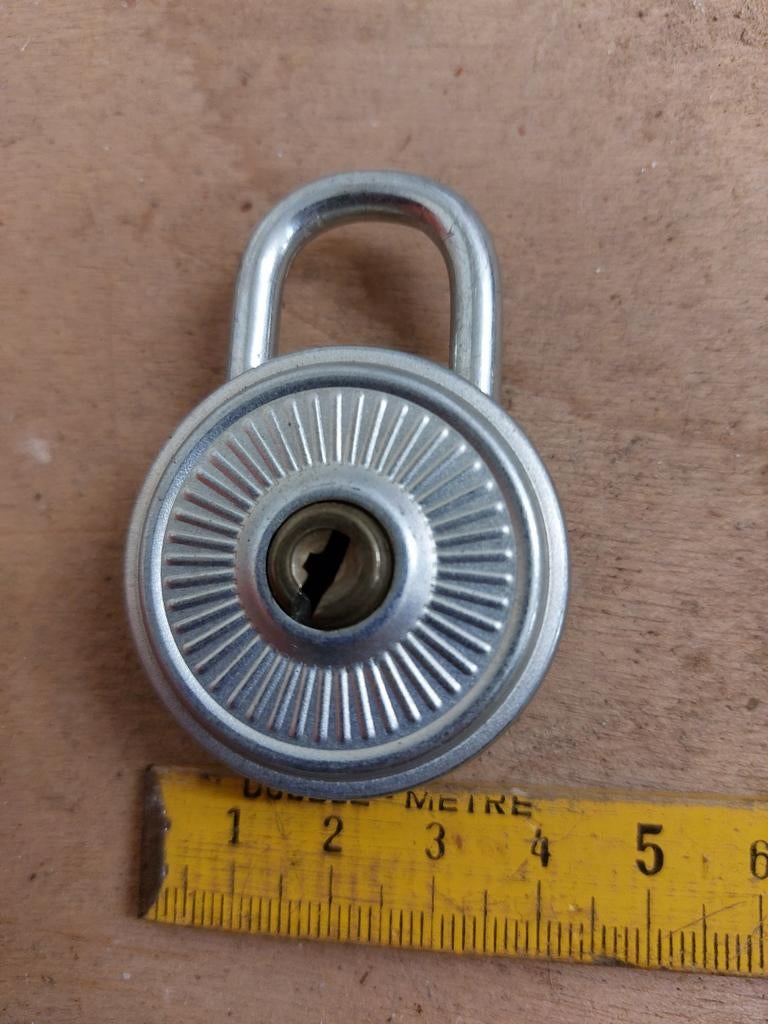 Vintage rond BURG hangslot met sleutel, Antiek en Kunst, Ophalen