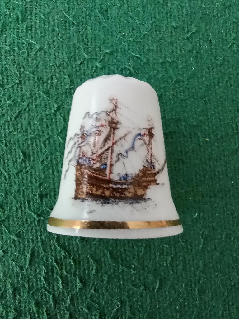 Vingerhoedje Zeilschip "Mary Rose"- Vlaggeschip King Henry8, Verzamelen, Verzenden, Zo goed als nieuw, Porselein