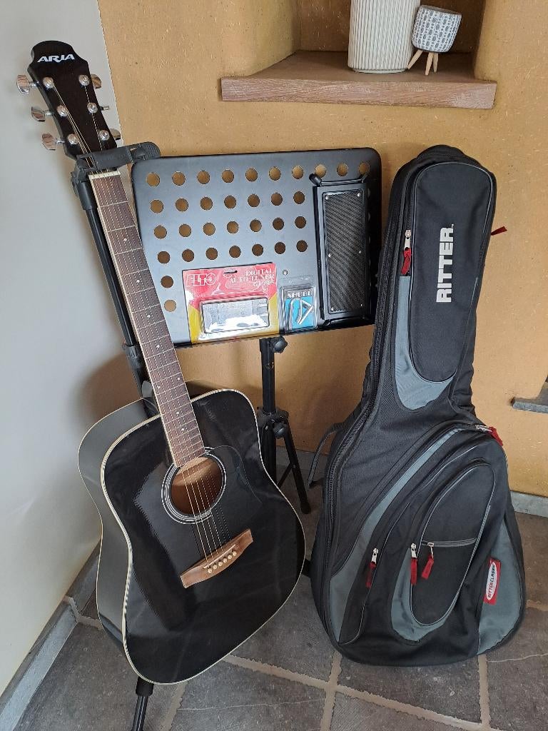 gitaar Aria + statief + draagtas + klem + pupiter e.a., Musique & Instruments, Instruments à corde | Guitares | Acoustiques, Enlèvement