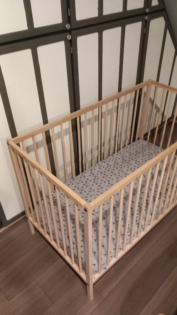 Kinderbedje in massief beukenhout, Sommier à lattes, Moins de 70 cm, Comme neuf, Enlèvement