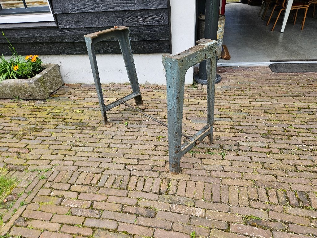 Oud gietijzer onderstel Hoog ca 76 cm Breed 44 cm, Ophalen