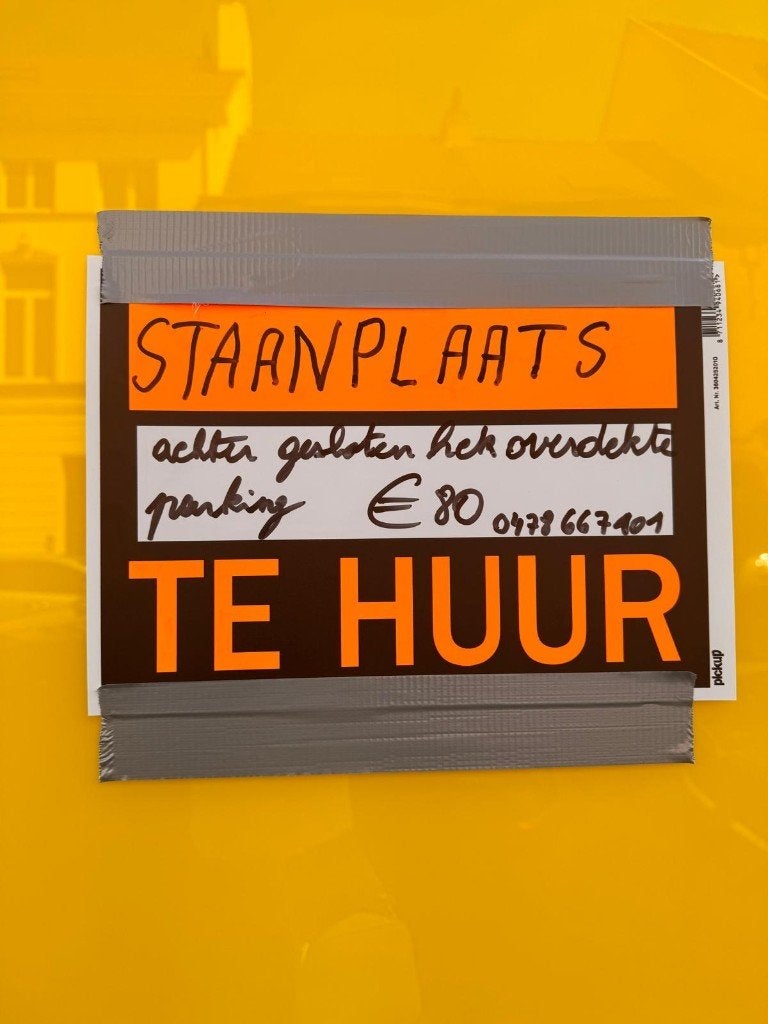Overdekte autostaanplaats achter gesloten hek te huur - Gent