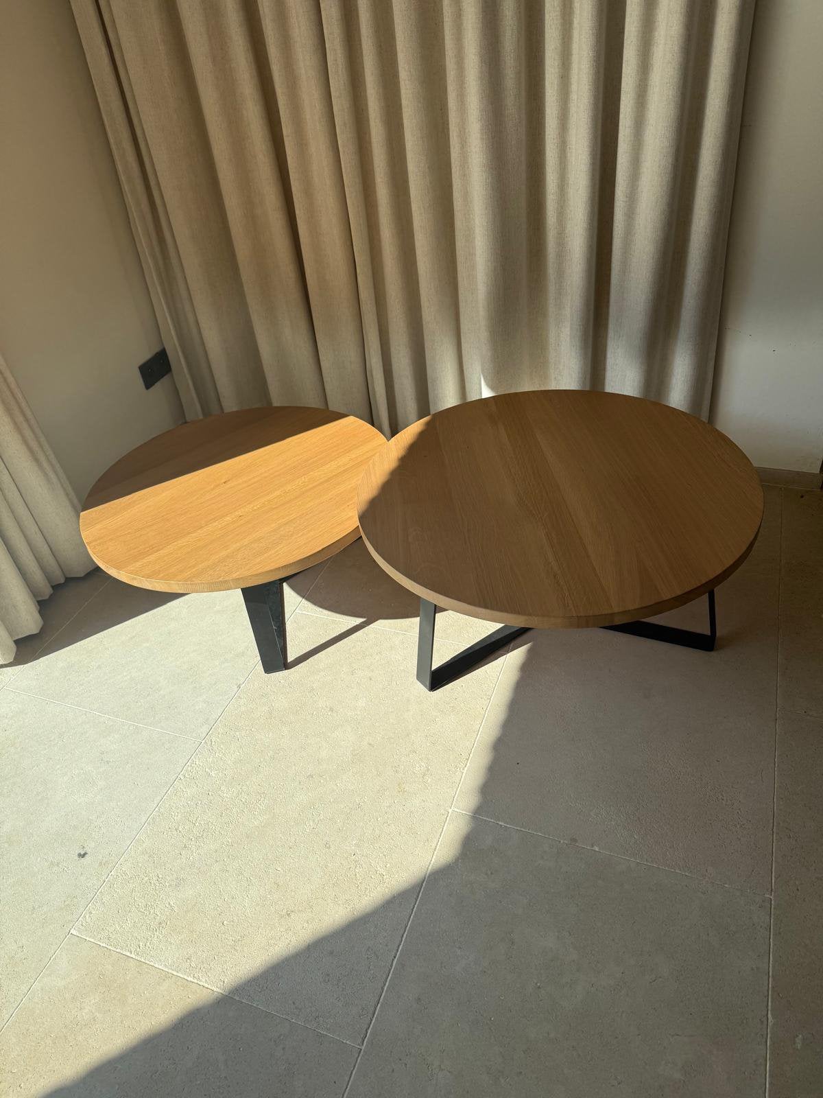 Set massieve eiken salontafels met stalen voet, Maison & Meubles, Tables | Tables de salon, Rond, Enlèvement, Utilisé, 50 à 100 cm