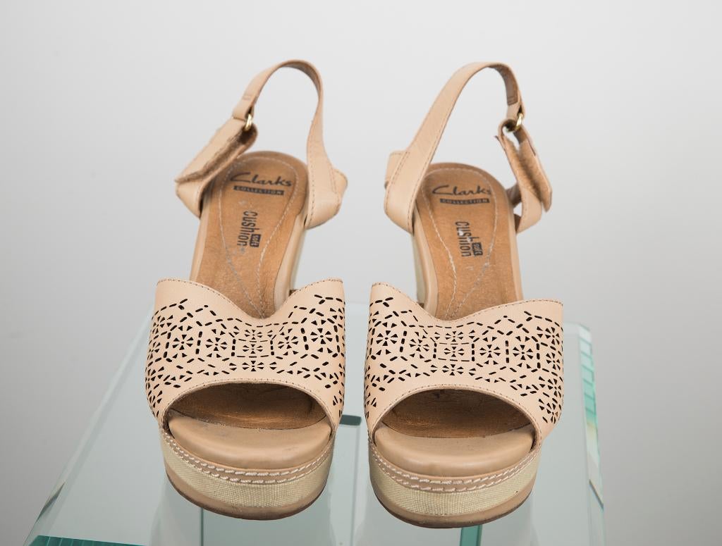 clarks sandalen met sleehak, Beige, Zo goed als nieuw, Clarks, Sandalen of Muiltjes
