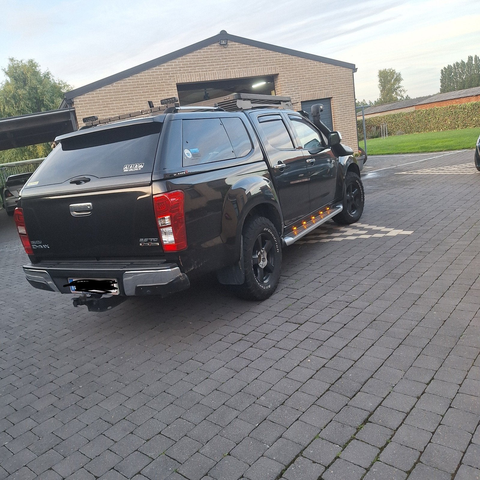 isuzu dmax 2.5l 4x4, Auto's, Automaat, 4 cilinders, Zwart, Dealer onderhouden