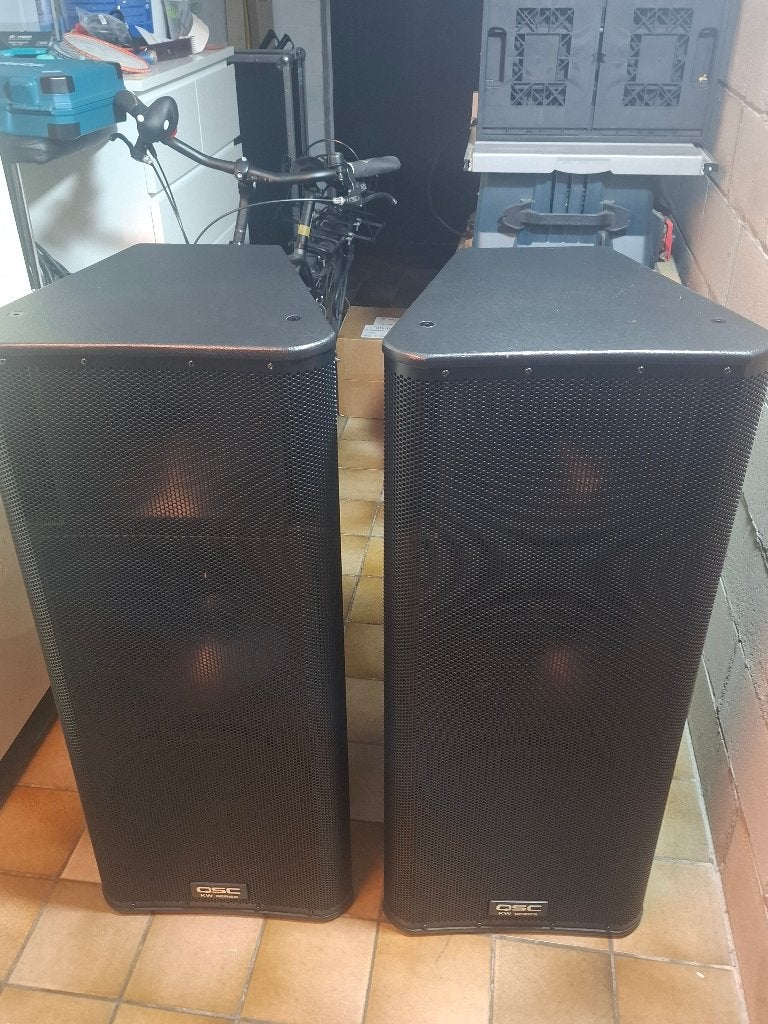 2 x QSC KW153, TV, Hi-fi & Vidéo, Enlèvement, Comme neuf, 150 watts ou plus, Autres marques