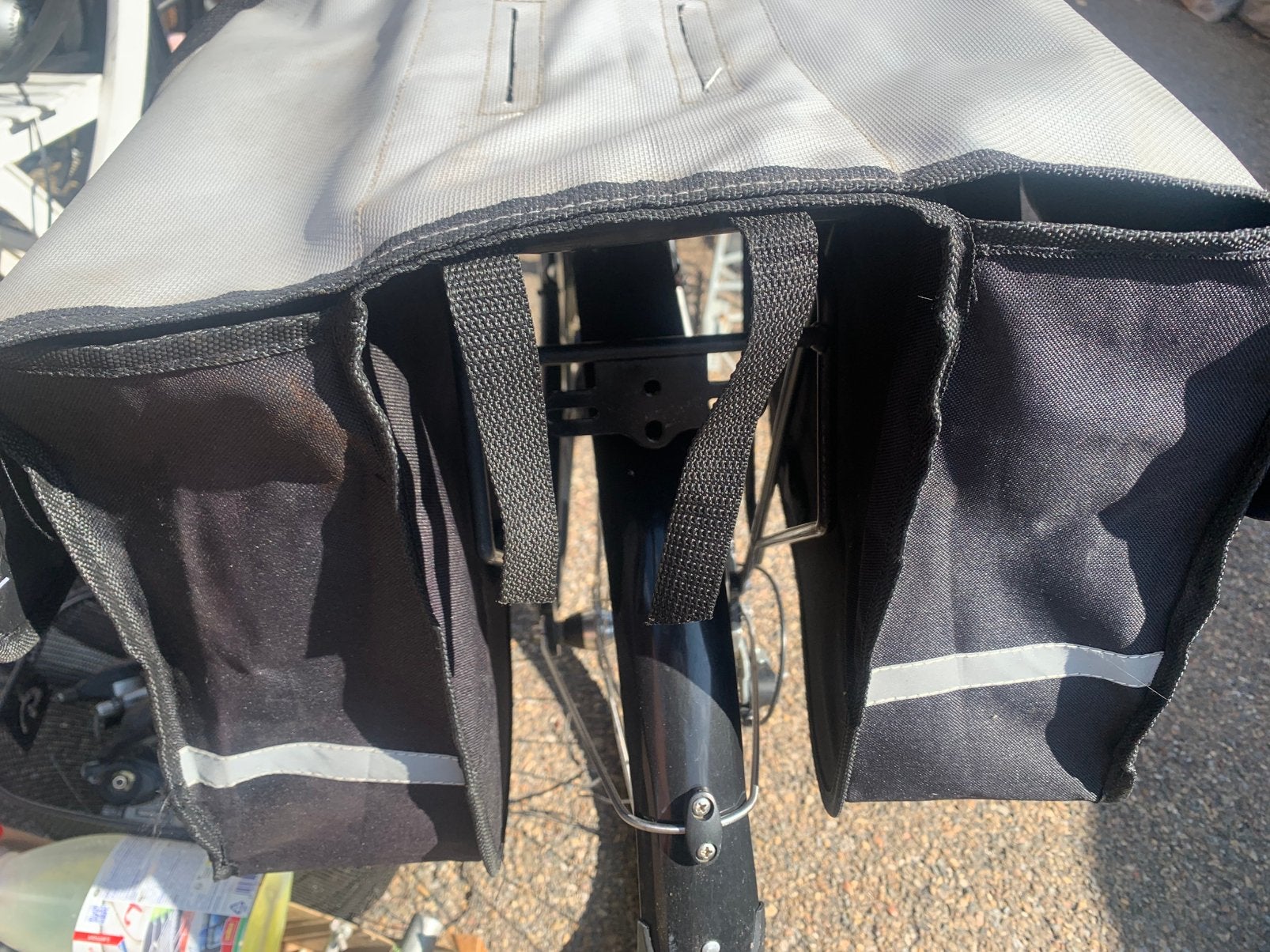 Fiets achter dubble tas, Ophalen