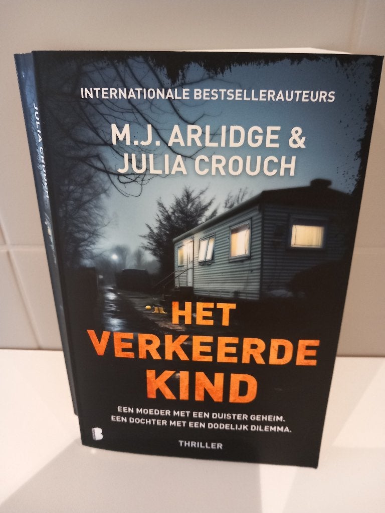 Thriller M.J.Arlidge en Julia Crouch.  Het verkeerde kind., Boeken, Ophalen of Verzenden, Gelezen, M.J. Arlidge