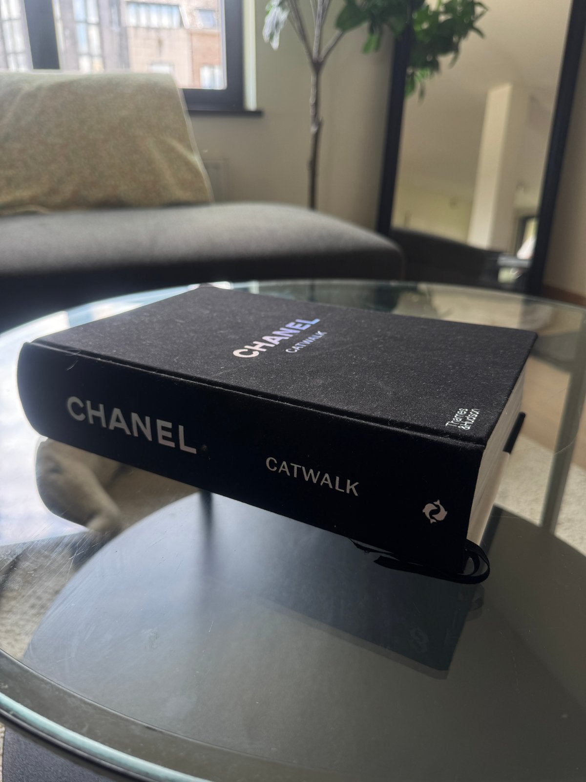 Chanel catwalk boek, Enlèvement, Comme neuf