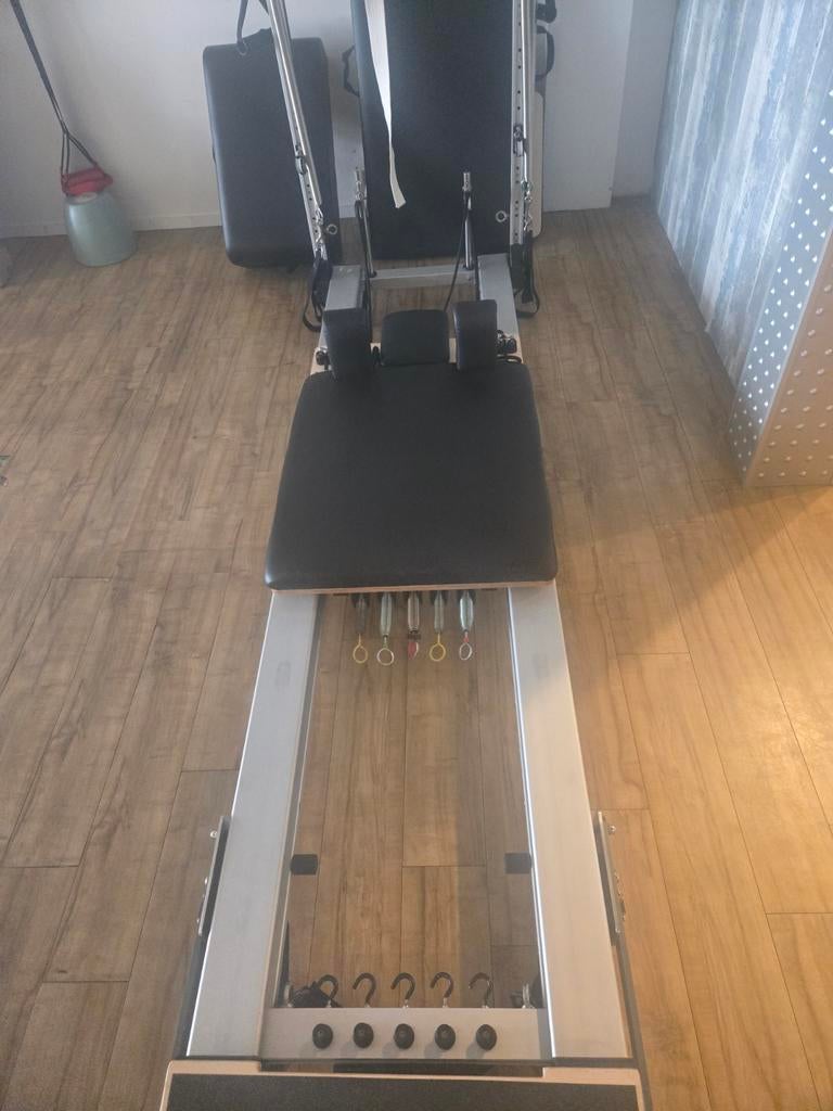 Un réformateur de Pilates avec tour utilise la qualité d'un, Enlèvement