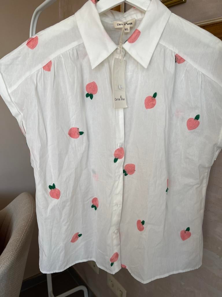 Blouse bleu cerise à pêches brodées — taille M/L, Enlèvement ou Envoi, Comme neuf, Taille 38/40 (M), Blanc