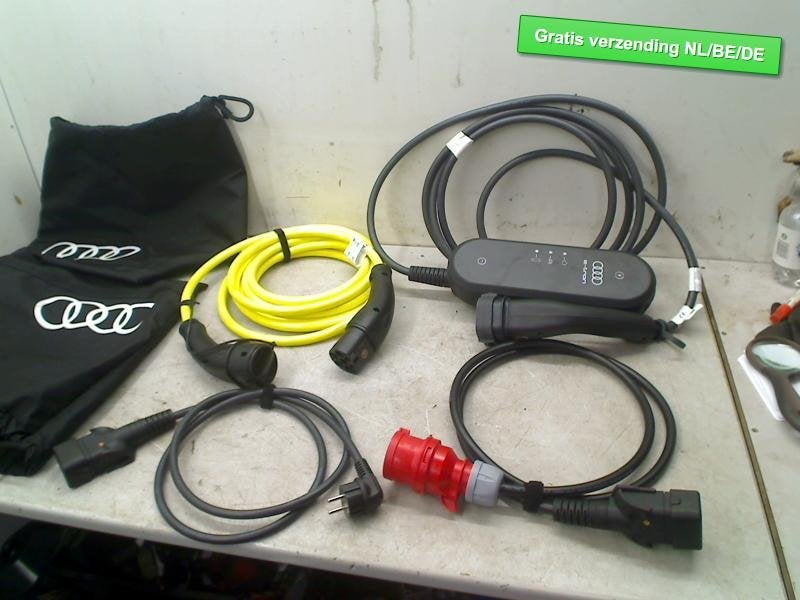 CABLE DE CHARGE Audi A3 Allstreet (8YJ) (8V4998639G), Auto-Union-Straße  1,
85057  Ingolstadt, DE, Info@audi.de, Audi, Utilisé