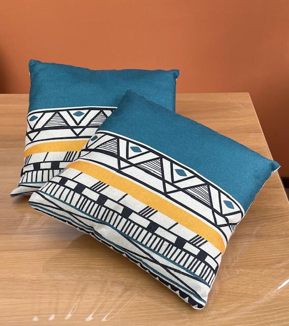 coussins  à motifs  bleu/jaune/noir/blc, Maison & Meubles, Enlèvement, Comme neuf, Bleu, Carré